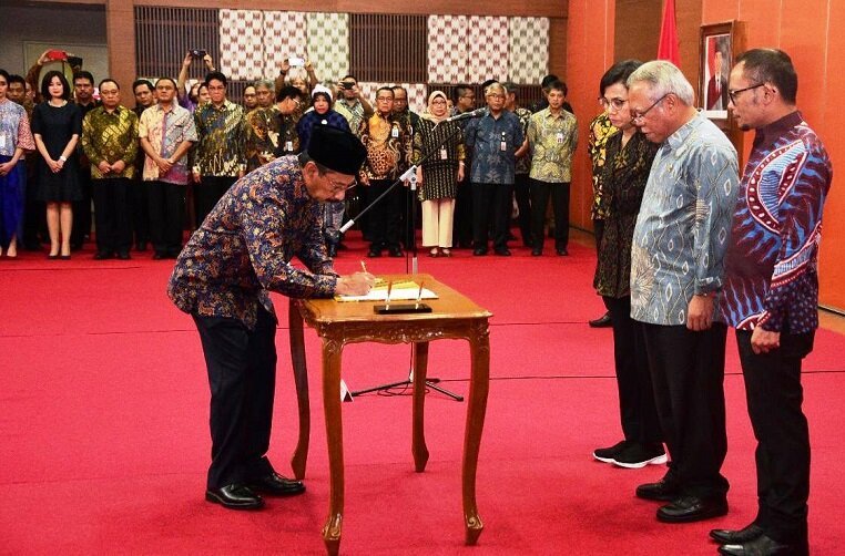 Menteri basuki melantik komisioner dan Deputi Komisioner Tapera