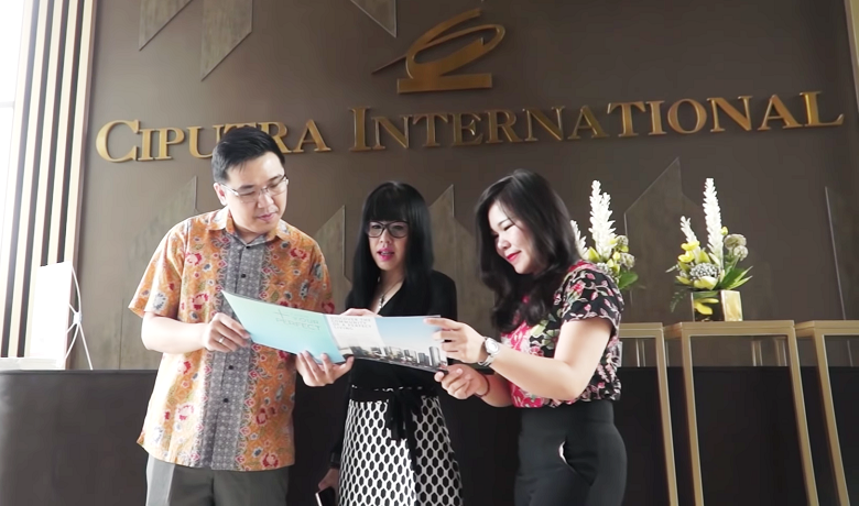 Selain memanfaatkan media online yang berkarakter marketplace, para sales pun kini piawai memanfaatkan teknologi digital untuk berjualan.