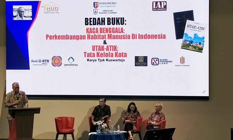 “Kaca Benggala dan Utak Atik -Tata Kelola Kota” adalah buah pikir Tjuk Kuswartojo berikutnya, setelah sebelumnya juga sudah melahirkan beberapa buku.
