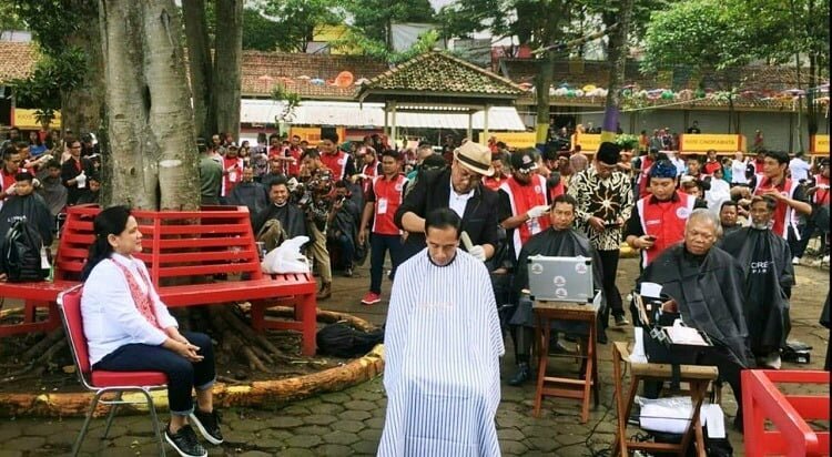 Presiden Jokowicukup rambut di lokasi perumahan persaudaraan pangkas rambut Garut (PPRG), pembiayaan perumahan ini dilakukan oleh BTN.