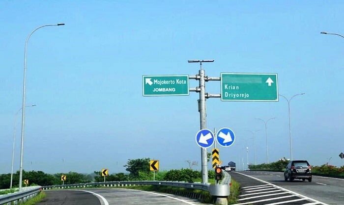 pembangunan tol Trans Jawa menggerakan perekonomian lokal seperti wisata dan produk lokal hingga kawasan industri