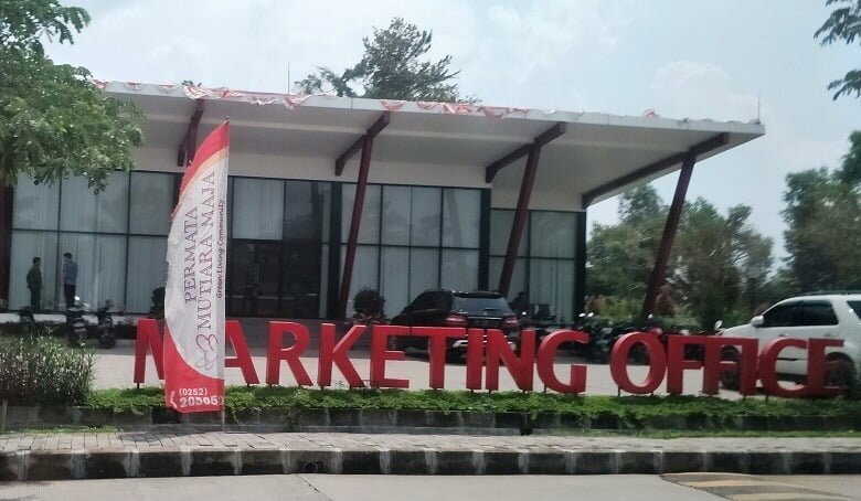 Lokasi Permata Mutiara Maja hanya berjarak sekitar 800 meter dari Stasiun Commuterline (KRL) Maja, terkoneksi dengan jalan utama yakni Jalan Raya Maja dan Jalan Raya Kopo – Maja.