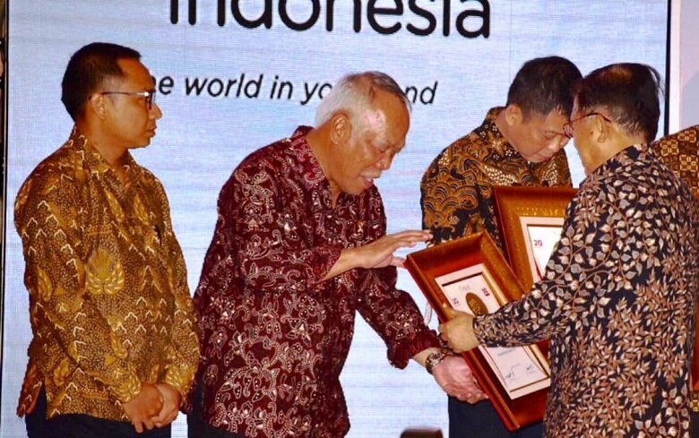Basuki Hadimuljono menerima penganugerahan sebagai Tokoh Infrastruktur Merah Putih dari Harian Rakyat Merdeka dan Warta Ekonomi