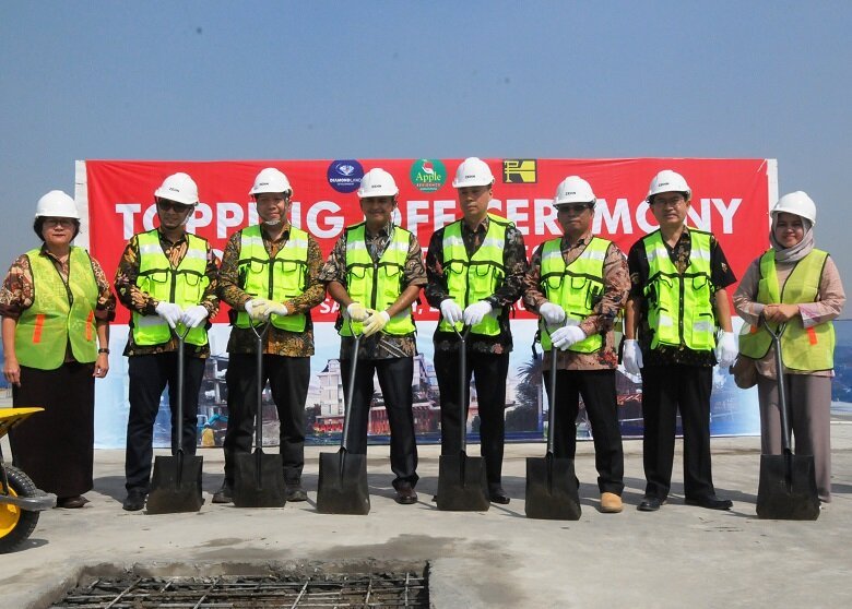 Seremoni penutupan atap ini dihadiri jajaran Direksi PT Diamondland Development dan para mitra kerja proyek Apple Residence.