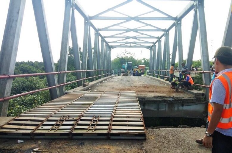 Ditjen Bina Marga telah berhasil mengevakuasi 2 truk dengan beban muatan berlebih (Over Dimension Over Load/ODOL) yang terperosok di atas Jembatan Way Mesuji A