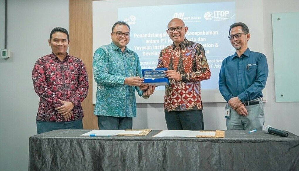 PT MRT Jakarta dan Institute for Transportation and Development Policy (ITDP) Indonesia melakukan penandatanganan nota kesepahaman.