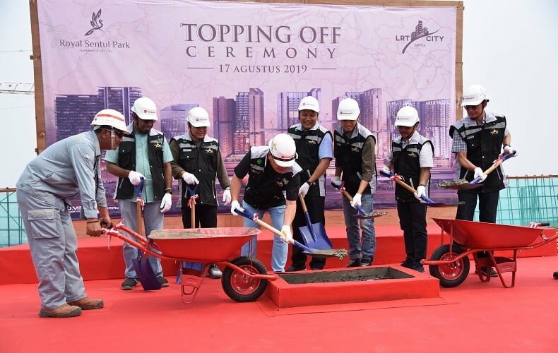 Royal Sentul Park yang dikembangkan Adhi Commuter Properti lakukan topping off tower pertama.