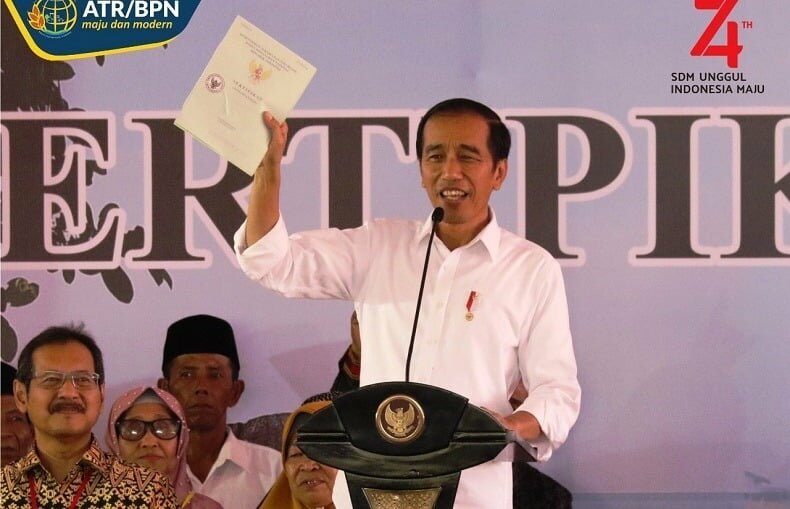 Presiden Jokowi membagikan 3.000 sertipikat tanah di Rumah Radang, Pontianak, Provinsi Kalimantan Barat.