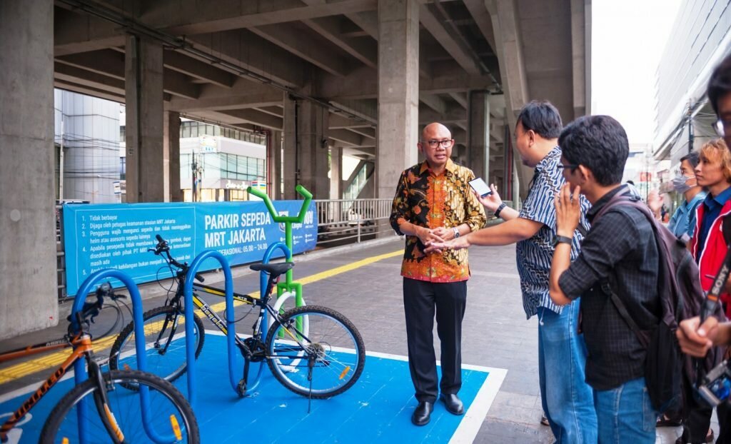 MRT jakarta kembangkan aplikasi di handphone