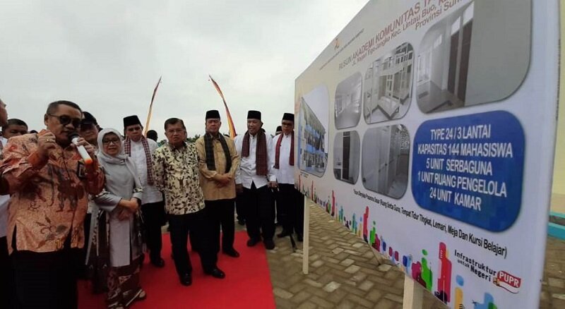Jusuf Kalla resmikan Rusun di Sentra tenun Tanah datar