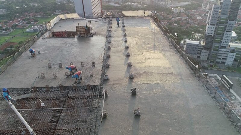 apartemen pacif garden lakukan pengecoran atap.