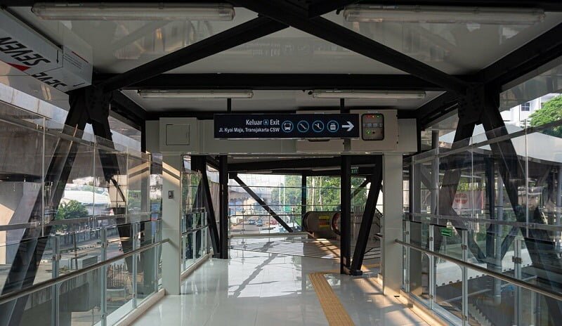Jembatan penghubung Stasiun MRT Asean dan Halte Transjakarta CSW.