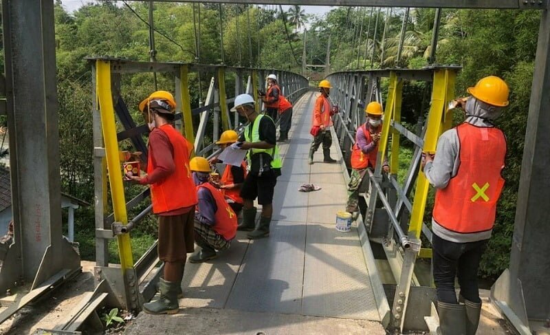 pembangunan infrastruktur melibatkan banyak pekerja.